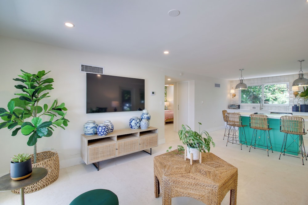 Steps to Gulf: Sleek Top-floor Apt in Tavernier!