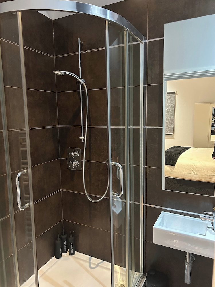 Central Apartment - Sleeps 6 & Near Station