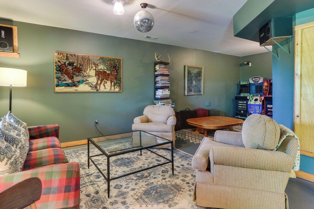 Hot Tub + Game Room: Peaceful Wardensville Cabin
