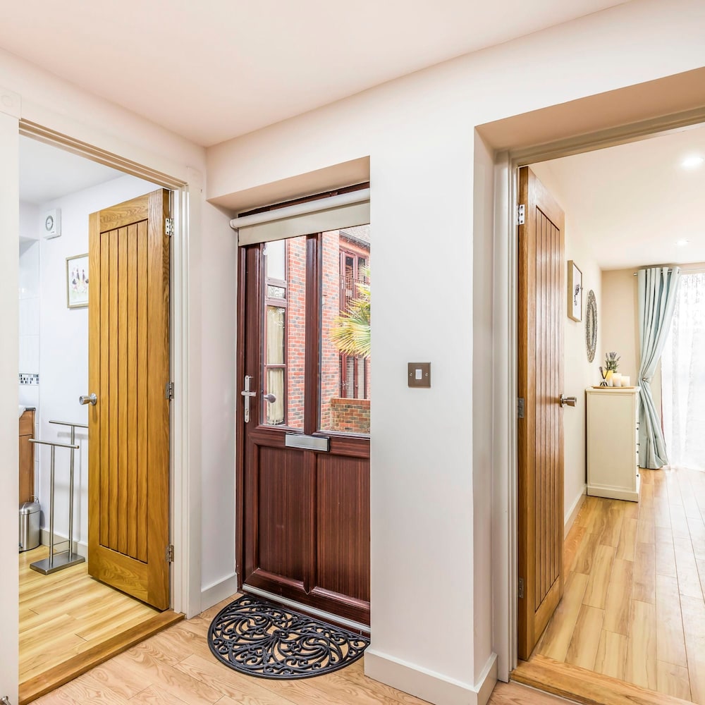 Stylish Ground Floor Apartment With Parking