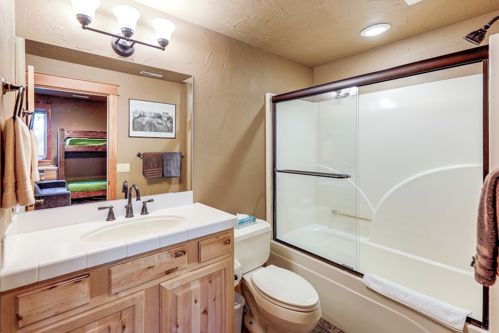 Ski-in/out, Hot Tub: Spacious Retreat in Whitefish