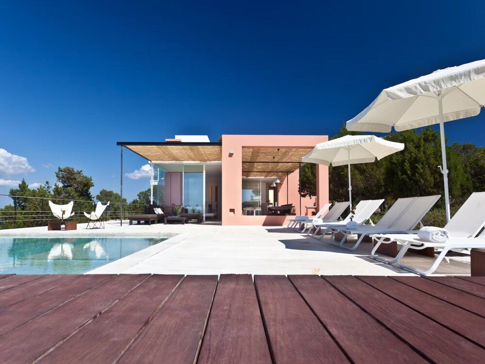 Beautiful Villa in Inviting Space
