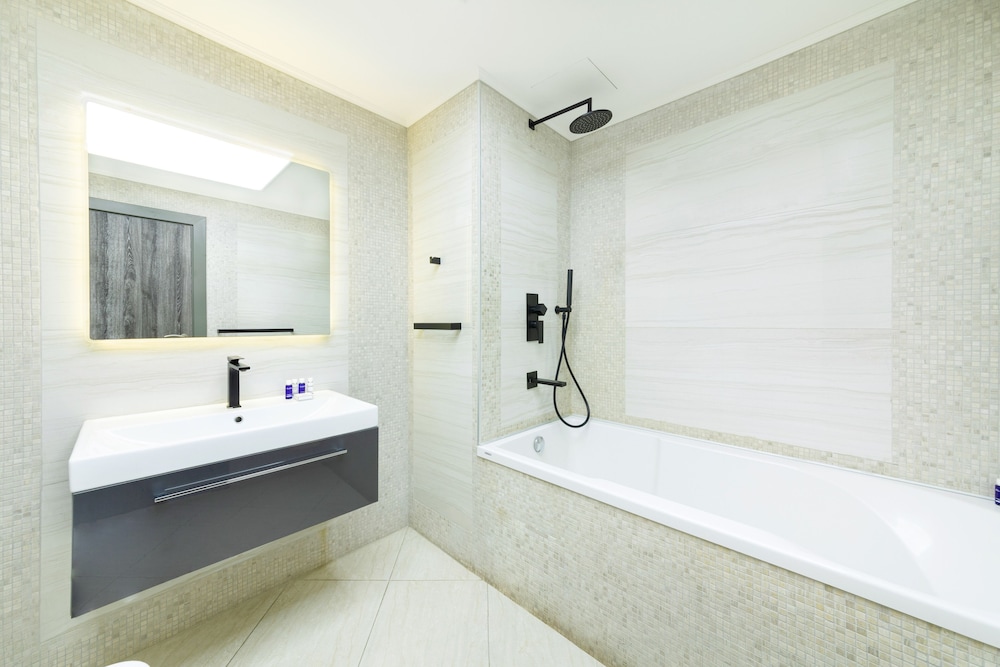 Maison Privee - Beach Access Apt w/ Burj & Sea Views on The Palm