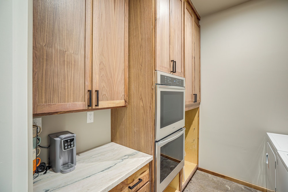 2 Mi to Lake Almanor: Home w/ Golf Course Views!