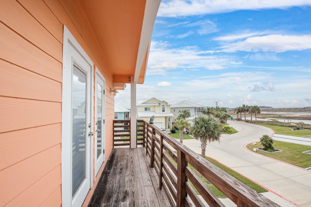 Sunrise Paradise - Pet Friendly! Community Pool!