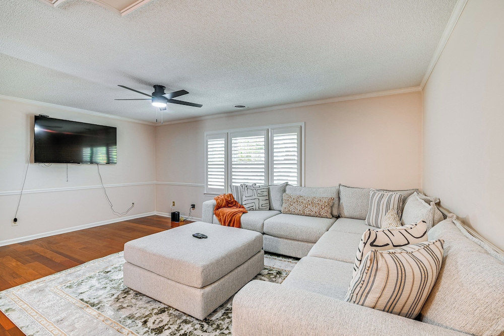 Steps to Sand: Walkable Condo in Myrtle Beach!