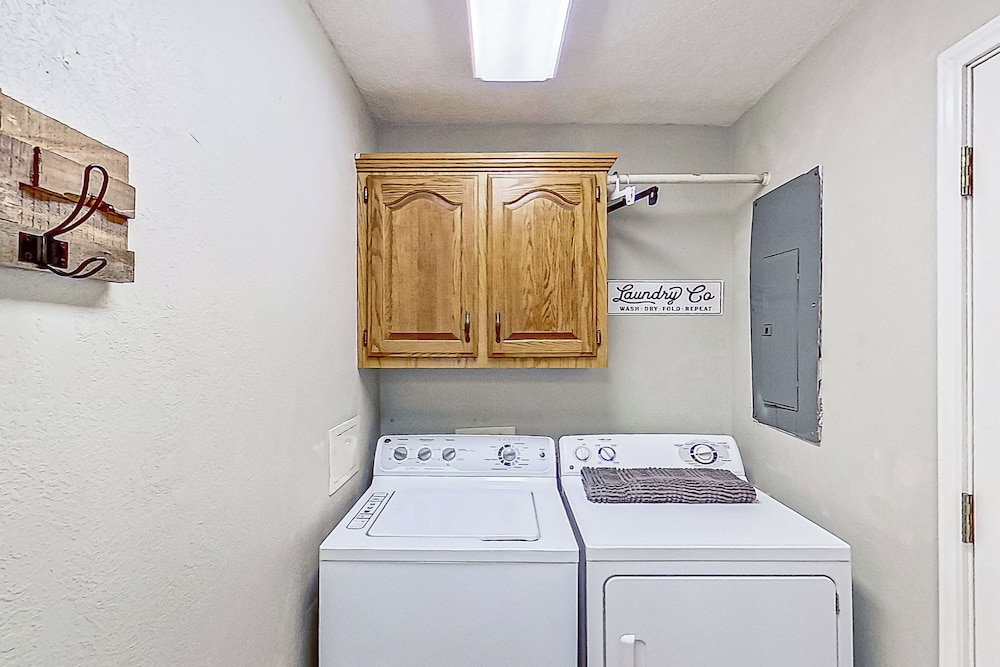2BR Dog-friendly Home Near Lake w/ Fire Pit
