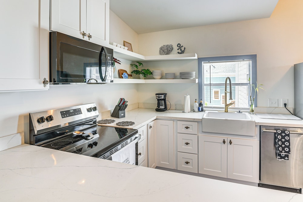 < 1/2 Mi to The Strand: Historic Galveston Apt!