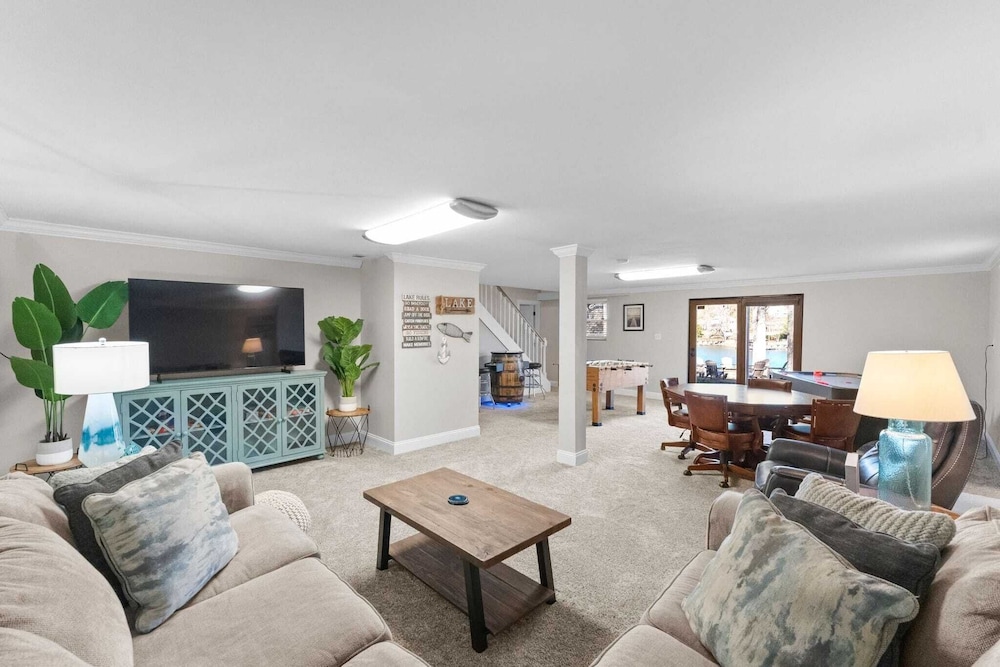 Waking Up Norman Lakefront Getaway, Fire Pit & Lake Views