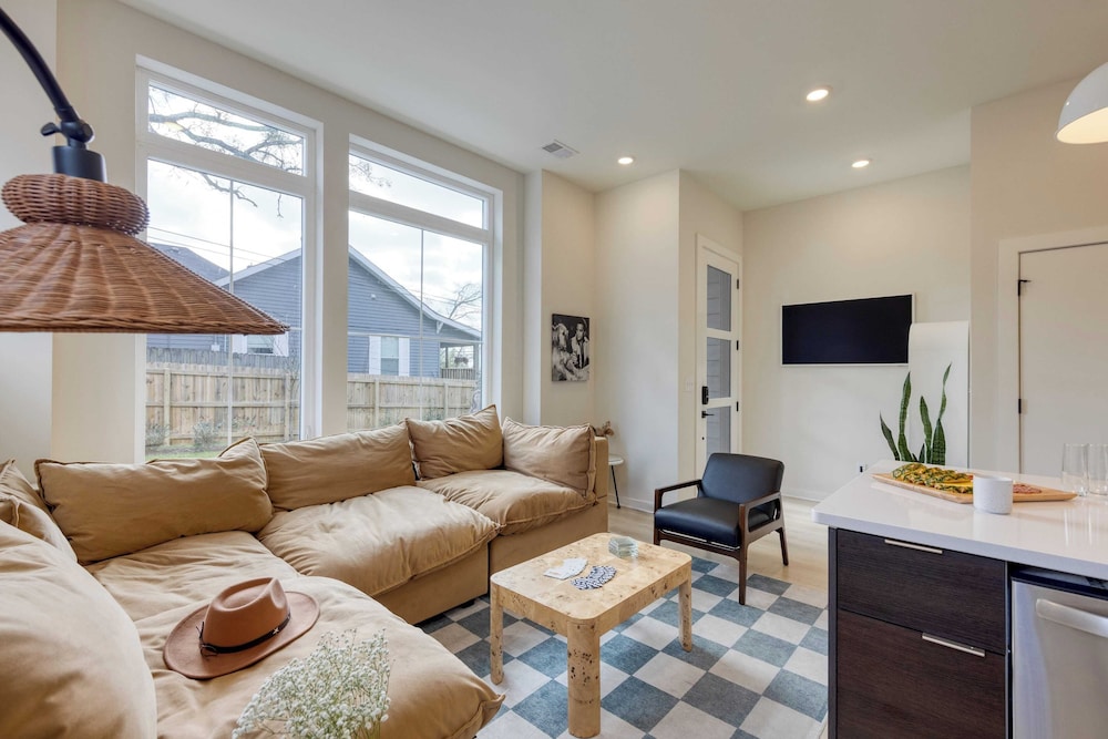 2 New Townhomes w/ Balcony, Mins to Broadway, Sleeps 16 98 Degrees & The Stage