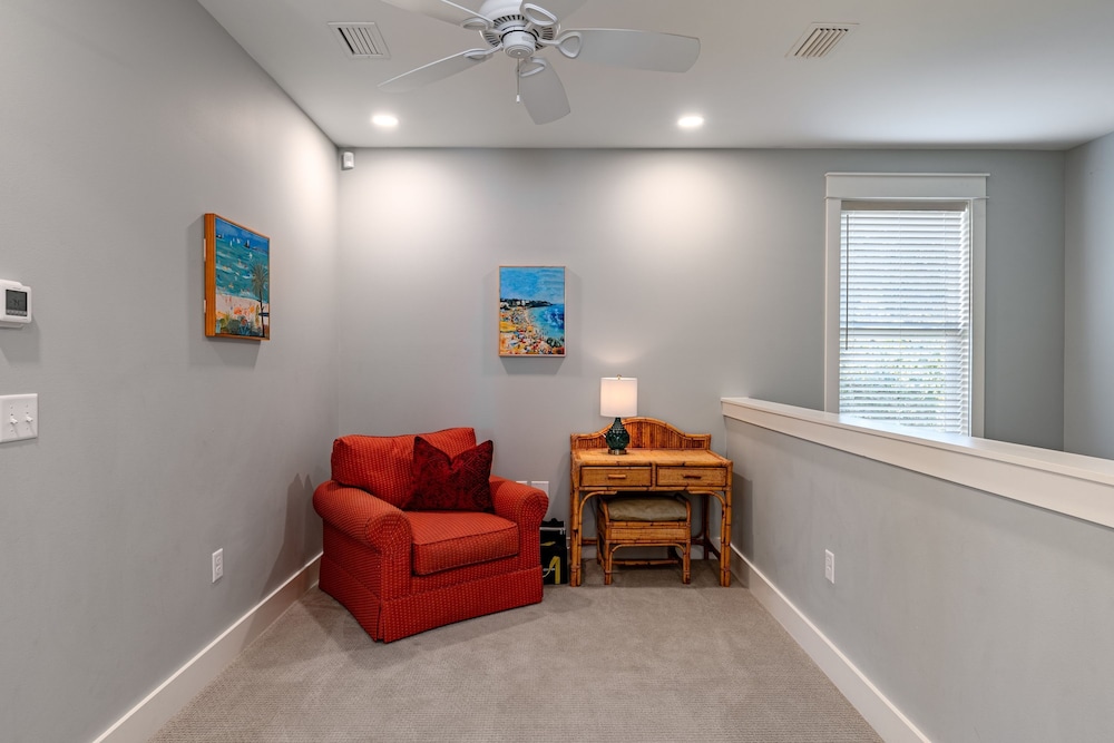 Gulf Coast Gem by Avantstay 3 Blocks to Beach Town Plaza Community Pool