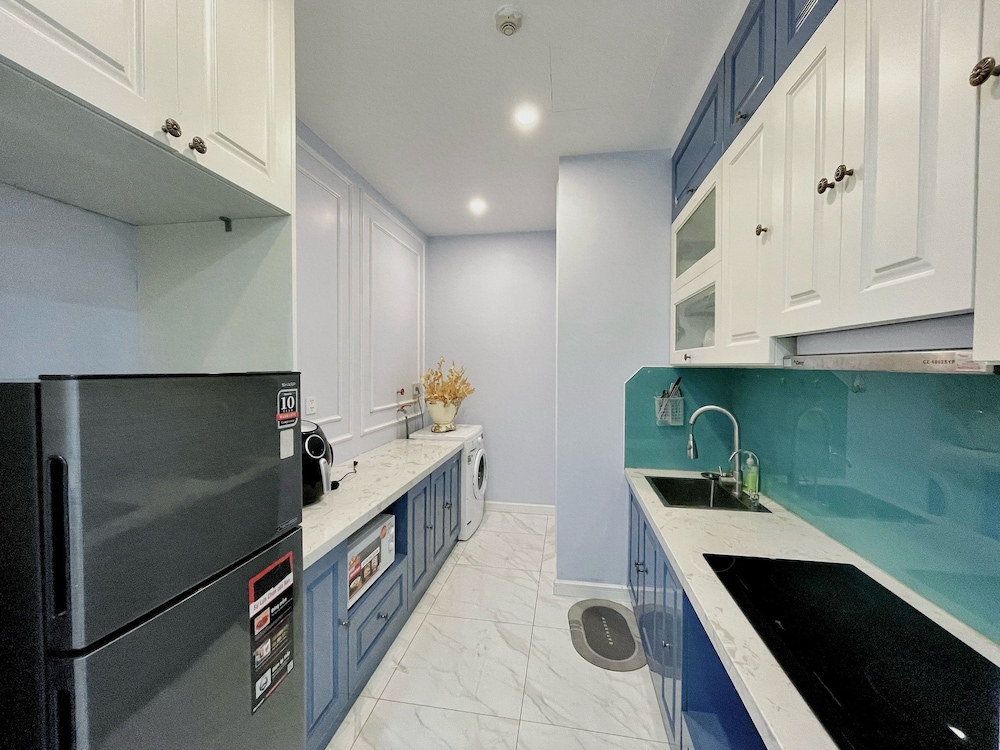 D El Dorado Westlake Luxury Apartments