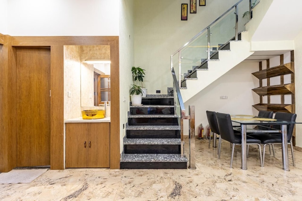 A radiant villa on the Ganges