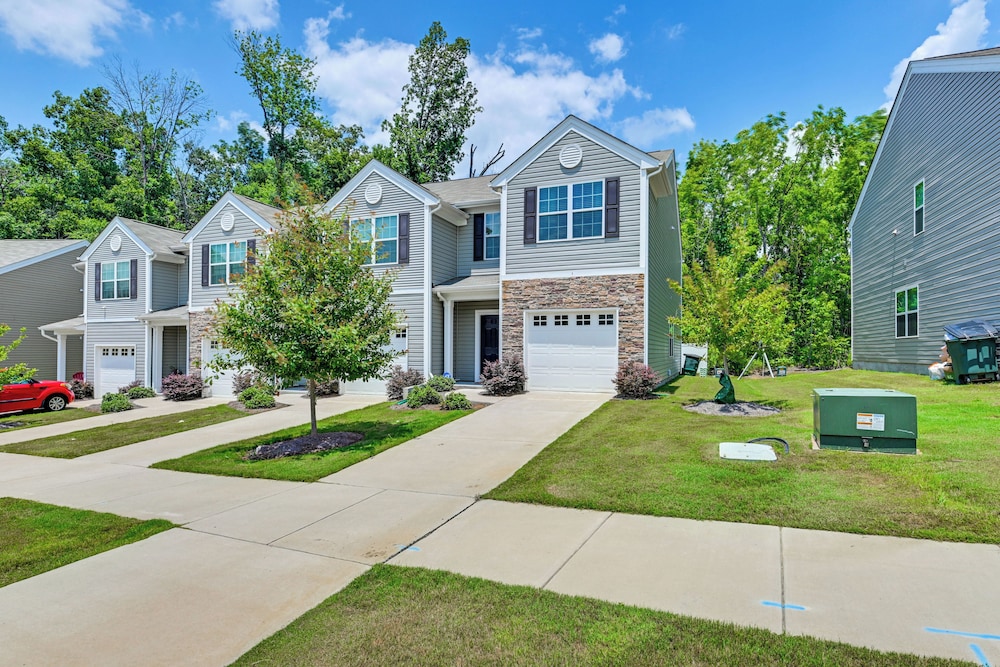 7 Mi to Uptown - Pet-friendly 2-story Townhome!