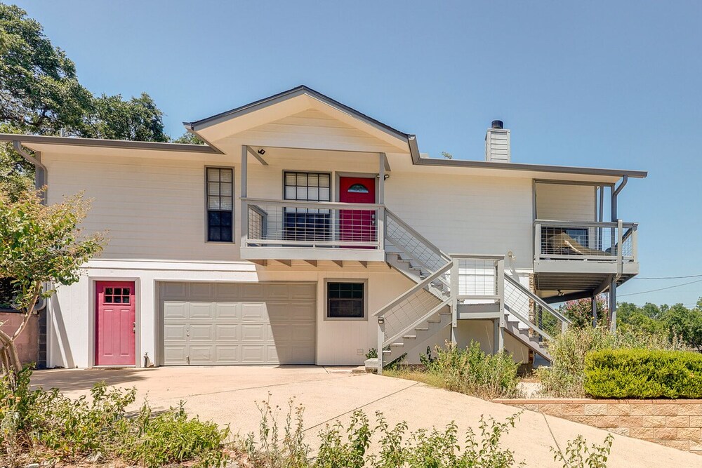 Canyon Lake Rental w/ Balcony & Lake Views view 4