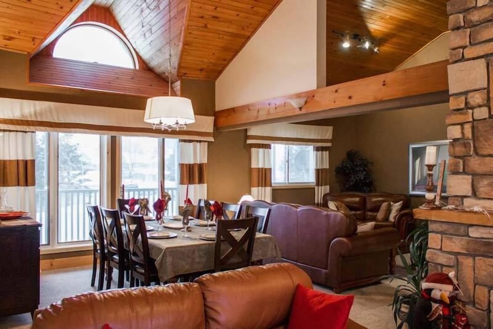 7 Bed Blue Mountain Chalet with Hot Tub 35R-1
