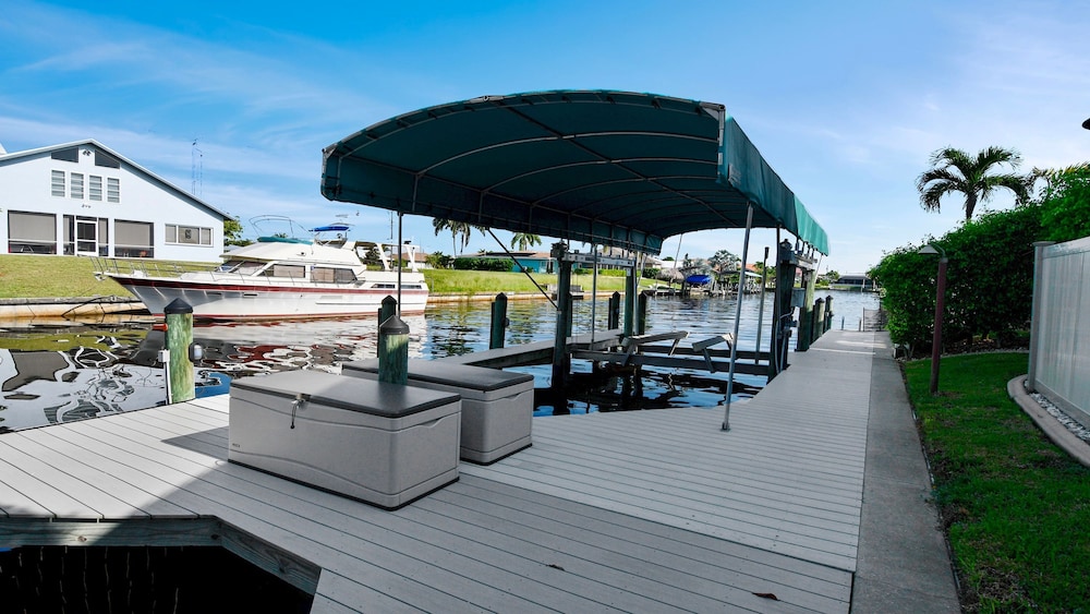 Love Bird Canalfront Villa Lounge Terrace Heated Pool pet Friendly