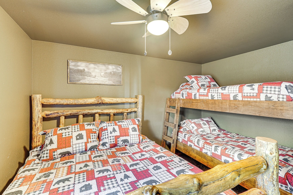 5 Mi to Terry Peak: Spacious Lead Cabin w/ Hot Tub