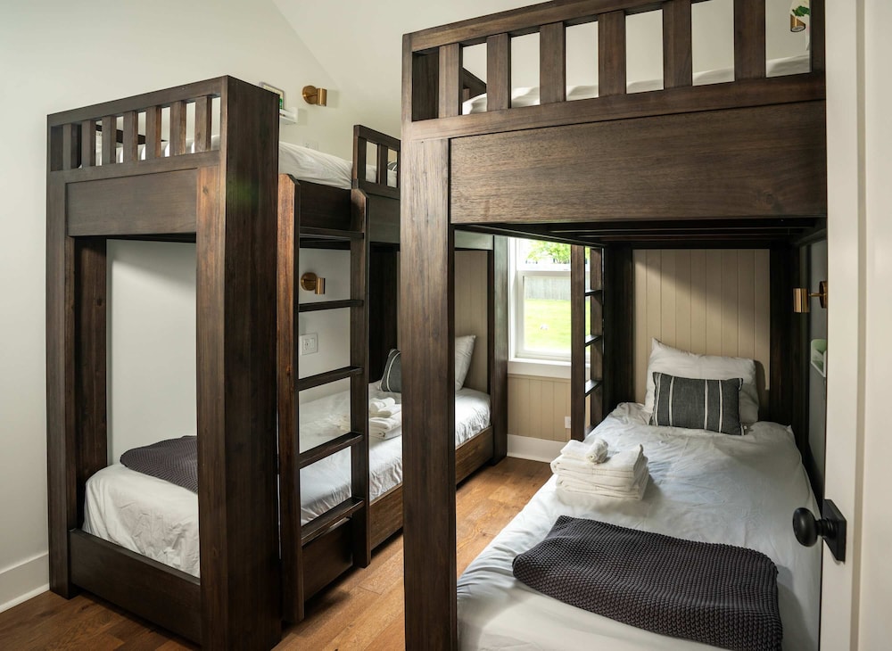 Magnolia Manor - Remodeled Home Near Downtown