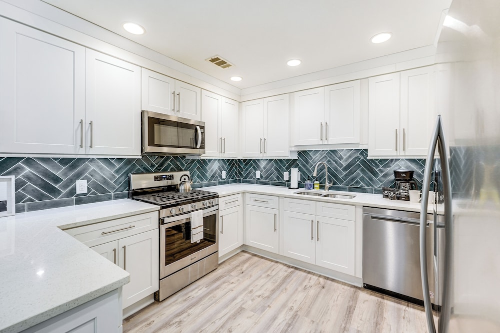 < 2 Mi to Dtwn Alpharetta: Home w/ Screened Porch!
