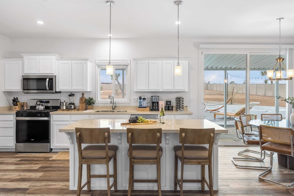 Pool, Spa, Pickleball & Piano Near Pioneertown Harmony House by Avantstay