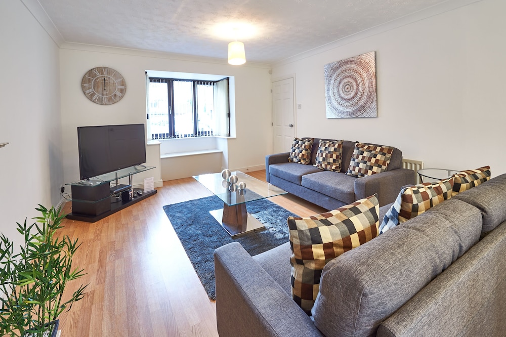 Milton Keynes Vacations - Northleigh House, Furzton, 6 Bedroom/5 Bathroom House - Property Image 11