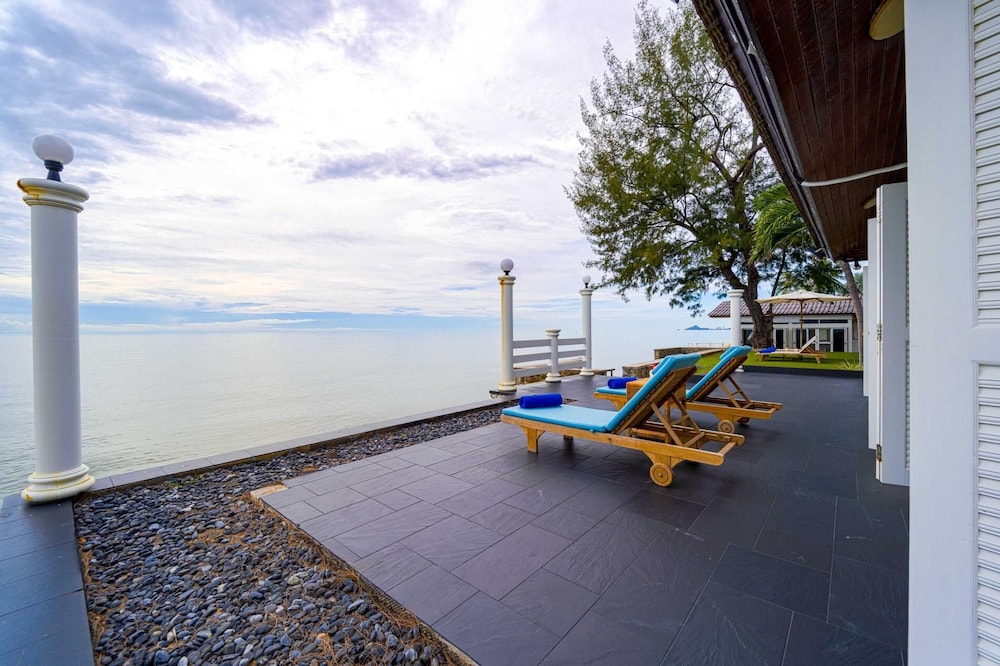 Oceanfront 6 Bedroom Twin Villas OV6