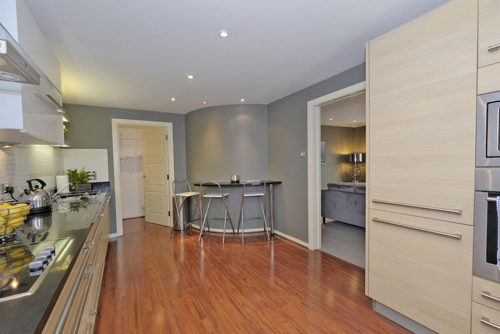 Deluxe Three-bedroom Home in the Sought-after West End Area of Aberdeen view 3