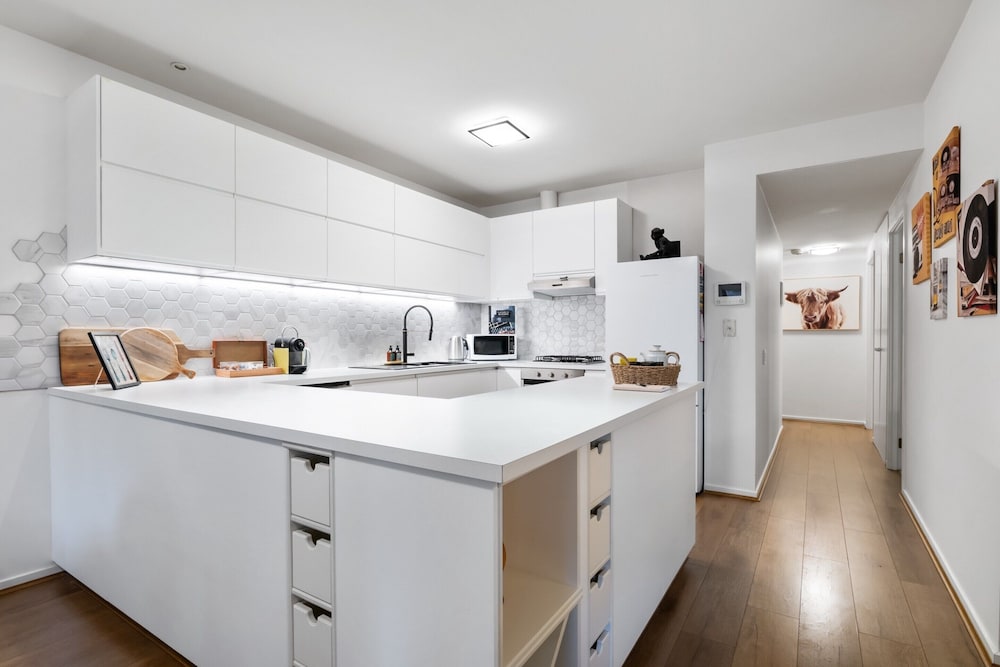 Riverside 2-bed Apartment With Balcony & Parking