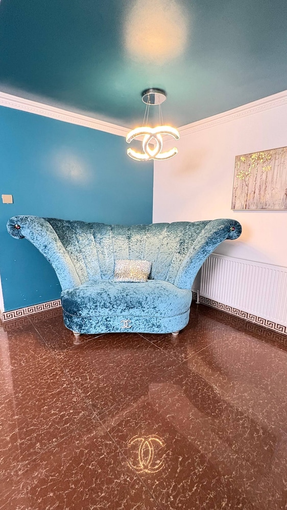 Luxurious West London Retreat With Hot Tubs & Easy Access to Central London