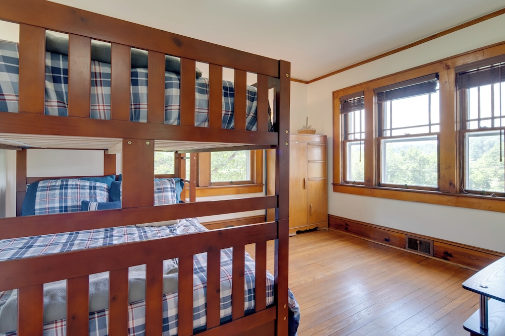 Hike + Explore: Mountain-view Escape in Candler