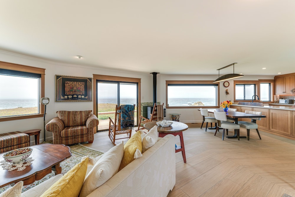 Walk to Beach: Luxury Oceanfront Escape in Caspar