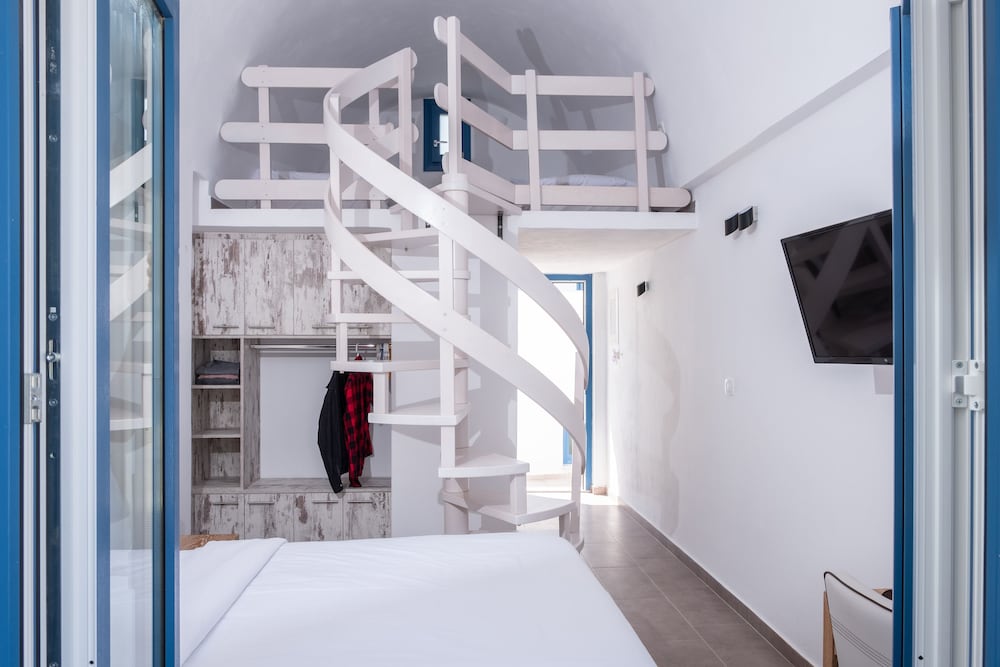 Tristhenia Hotel