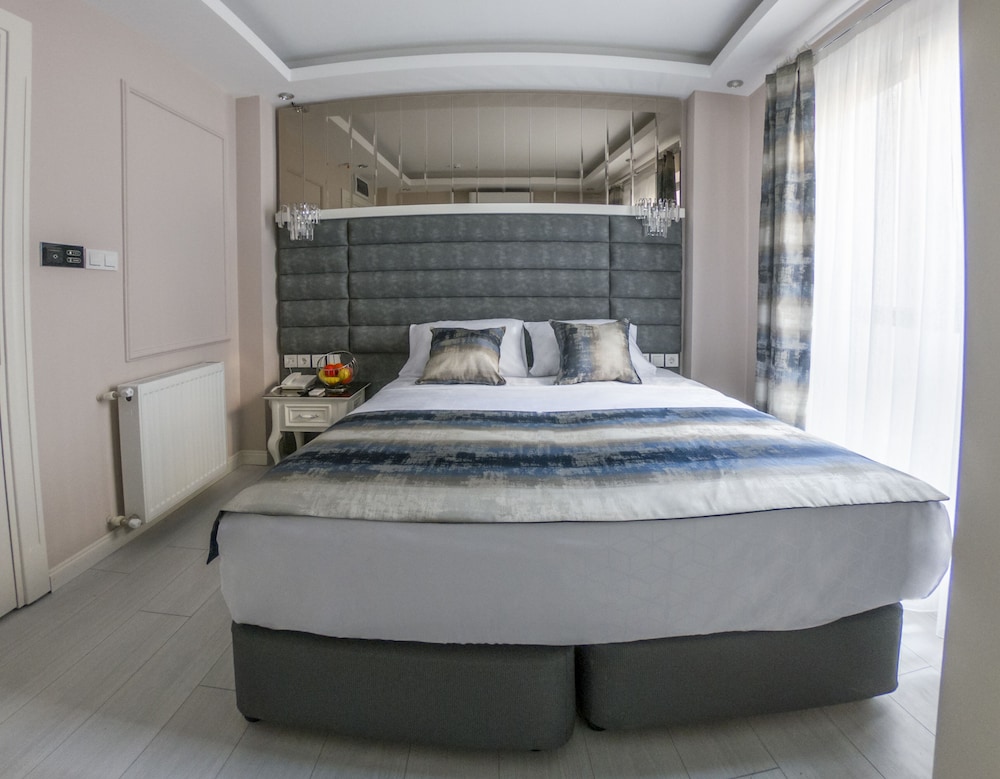 Crowned Otel - Image 25