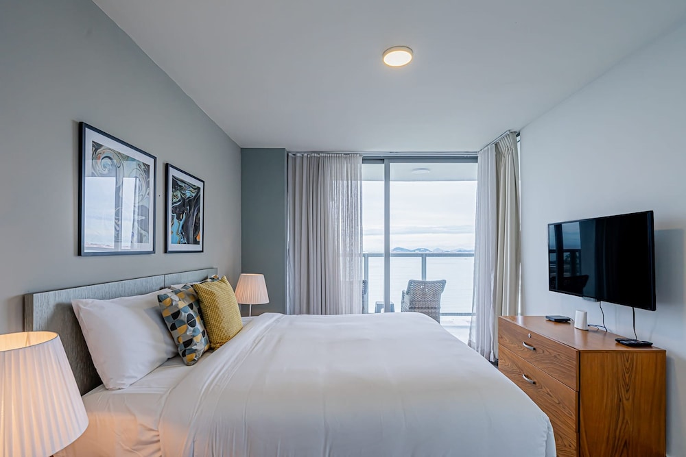 w Majestic 2BR w Perfect Balcony in YOO