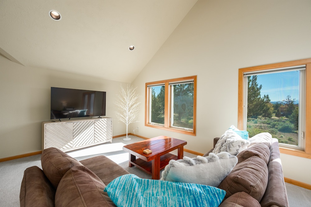 Family-Friendly Dara Oaks Home with Private Hot Tub and BBQ on the Deck by RedAwning