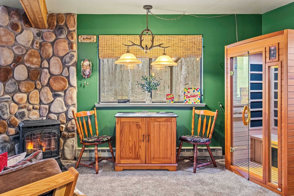 Atlas Point Lodge Sauna, Fireplaces, Kayaks, Lakes + Pet-friendly Yard