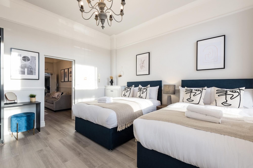 Stunning L1 Seel Street Georgian 3 Bedroom Townhouse Sleeps 10 People