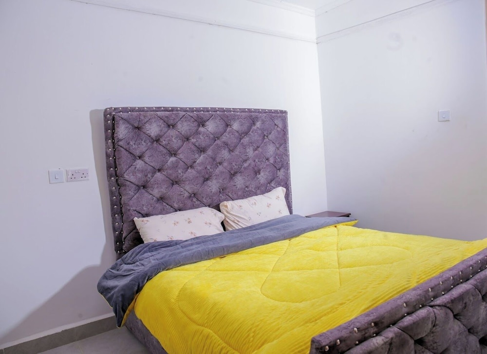 Lux Suites The Urbanite Apartments