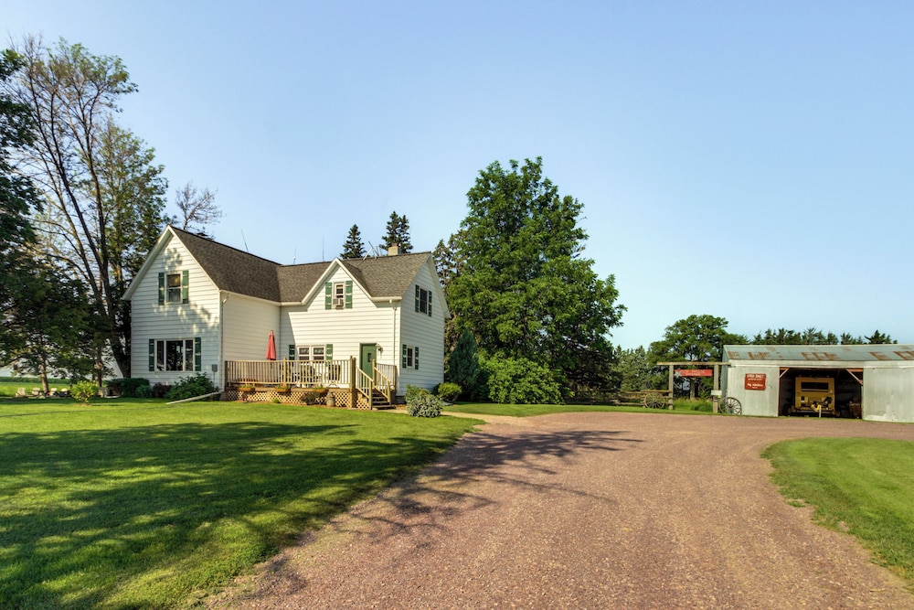 Pioneer-era Retreat in Sanborn w/ Museum Access