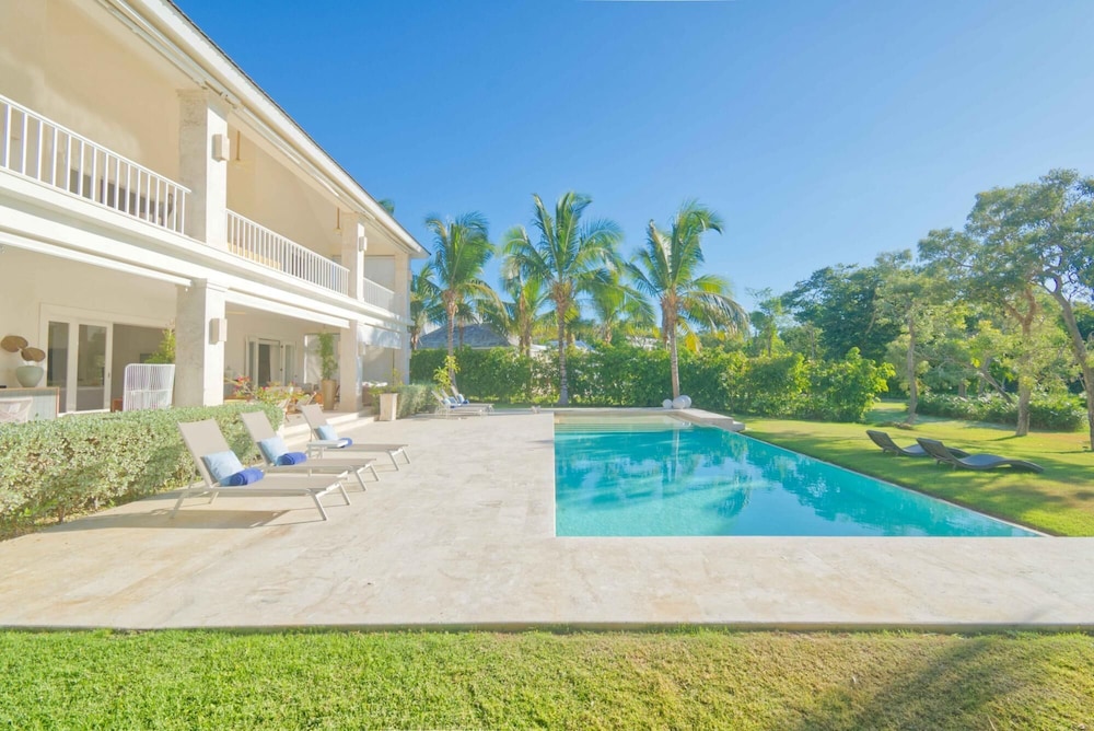 Modern Villa w Golf and Lake View in Beach Resort