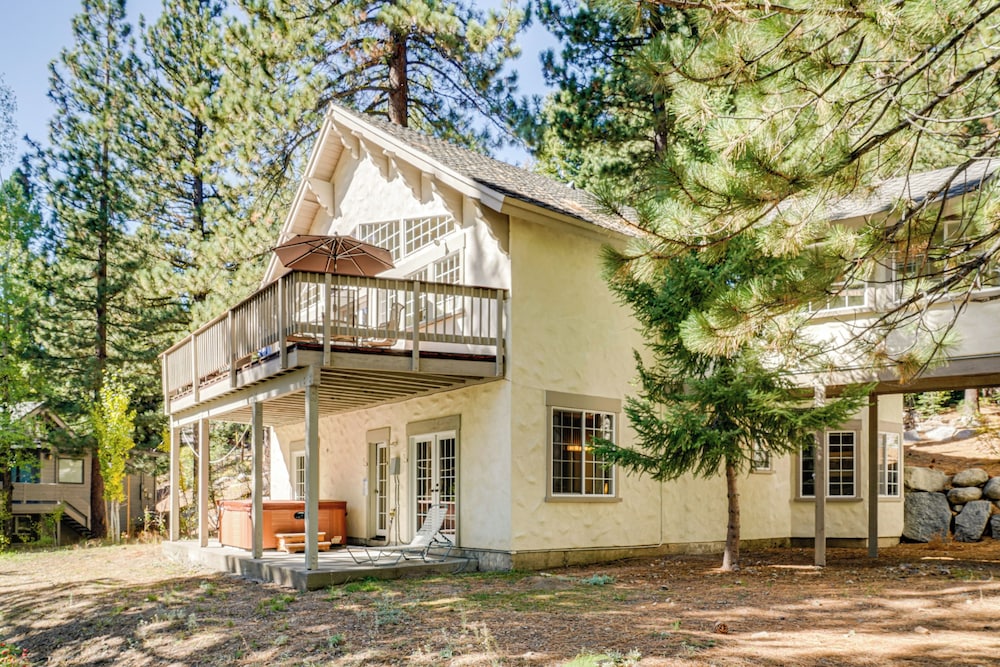 1 Mi to Lift! Olympic Valley Chalet w/ Hot Tub