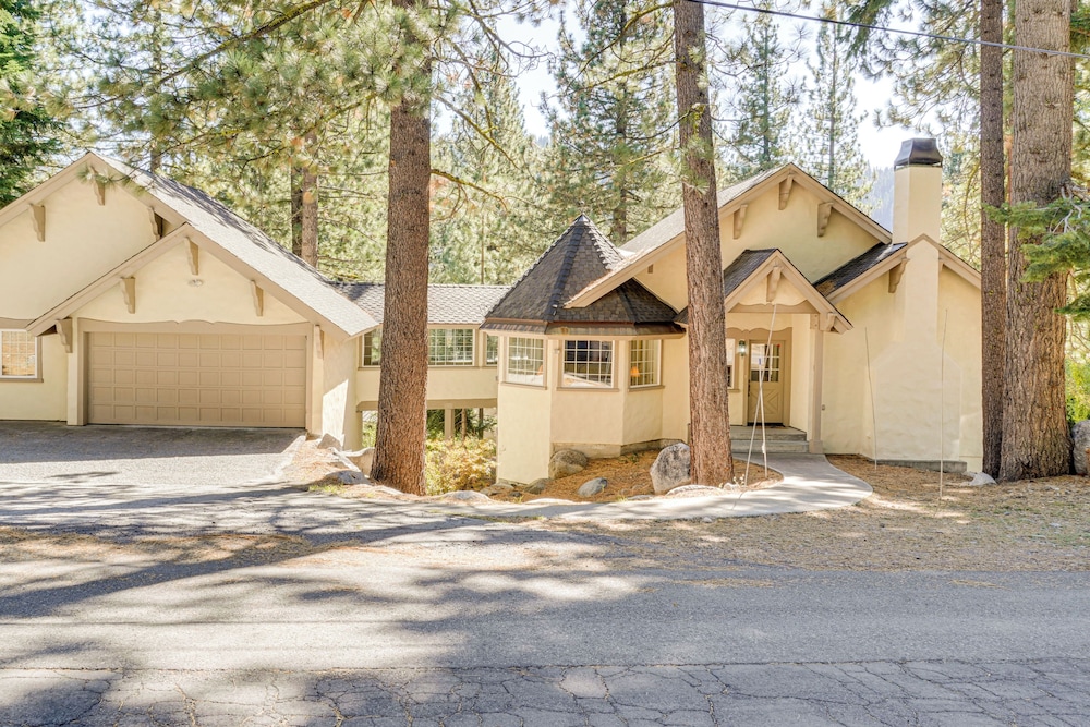 1 Mi to Lift! Olympic Valley Chalet w/ Hot Tub