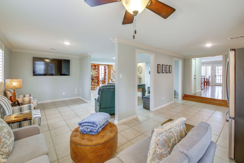 Screened-in Porch w/ Views: Hot Springs Getaway!