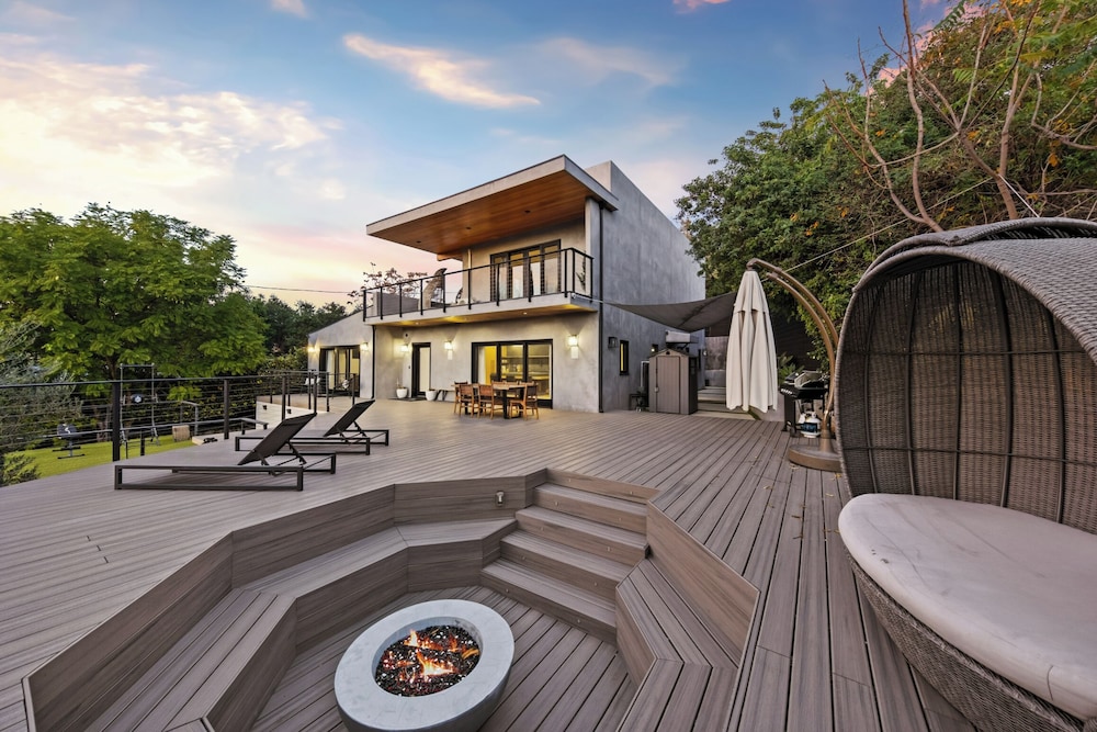 Farley Court - Stylish Hillside Residence With Stunning Views