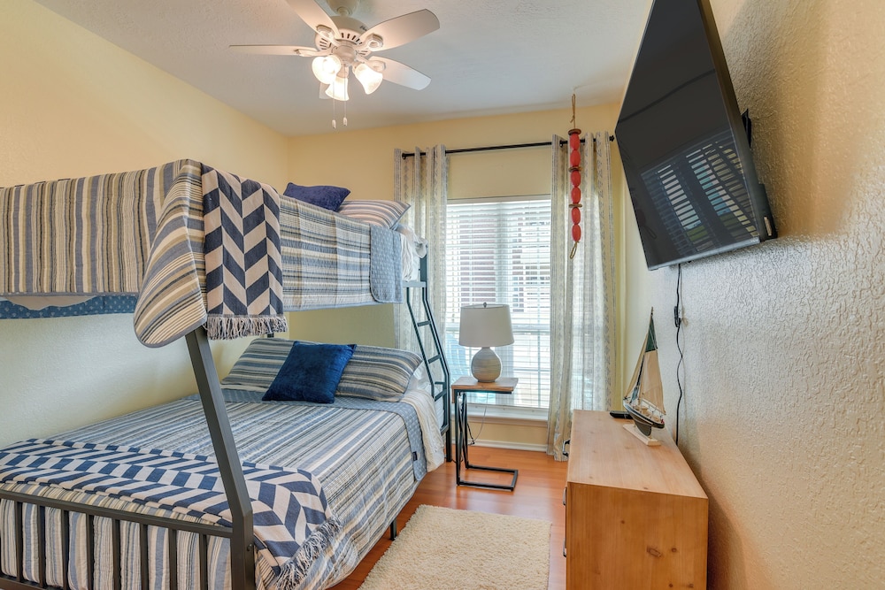 Great Location! Quiet Galveston Gem 1 Mi to Shore