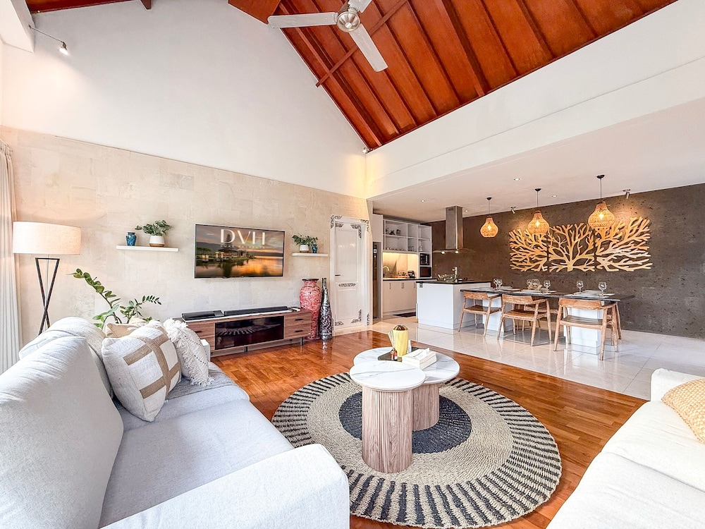 Villa St Calyx by DVH Luxe Retreats 3BR