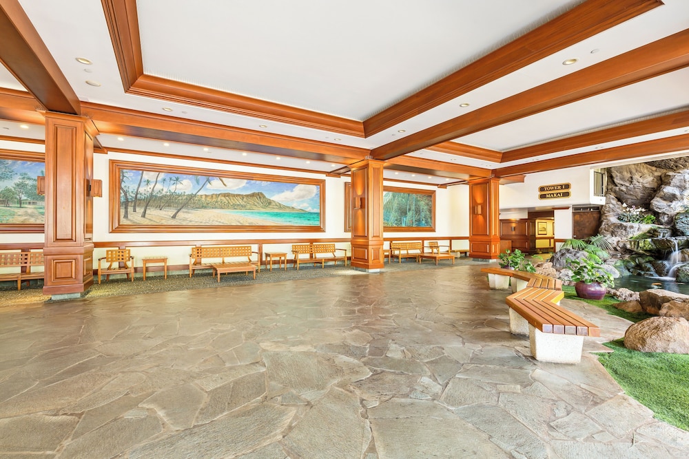 Waikiki Banyan 3409