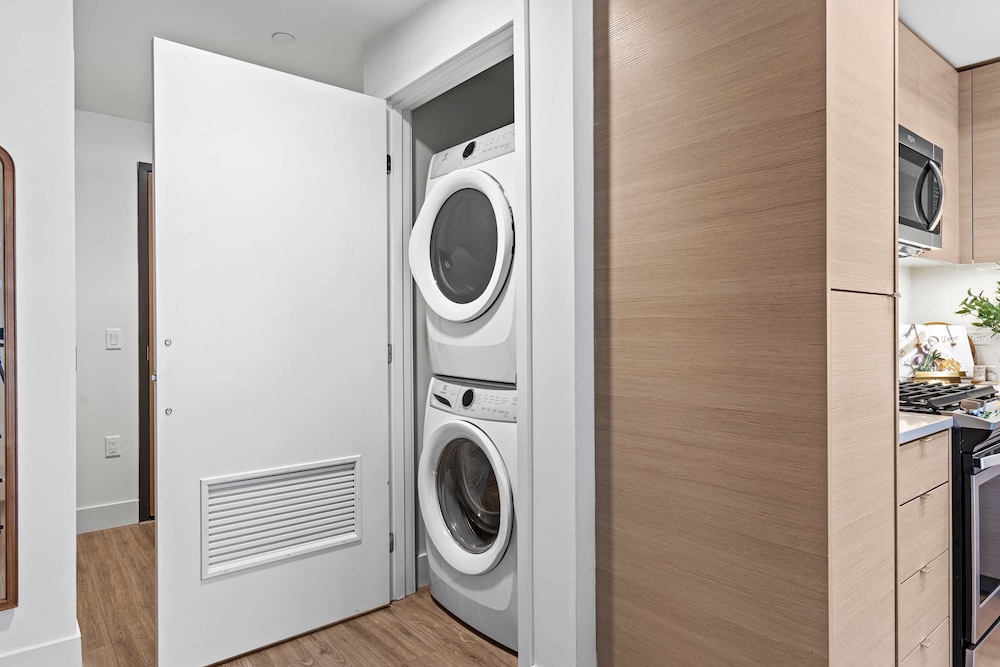 NEW Downtown Luxe King Suite Sauna Pool Access
