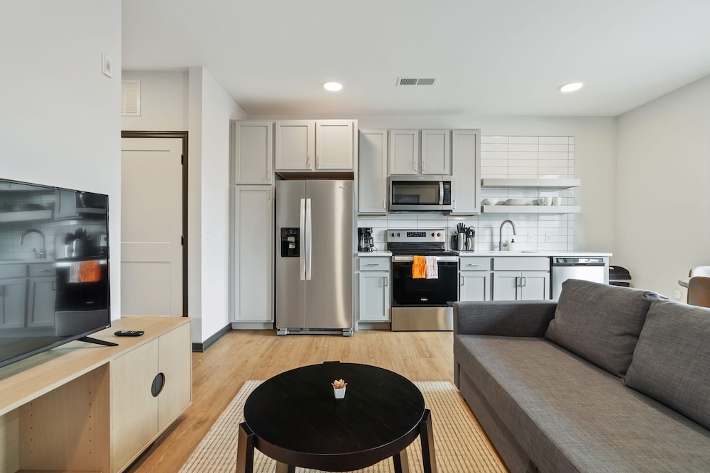 Cozysuites on Mass With Garage Parking 5 view 2